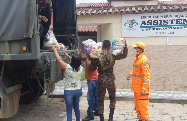 Exército e Bombeiros entregam donativos e colchões em Curral de Dentro