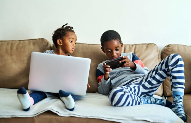 Estudo indica que é prejudicial tentar acalmar o filho com os celulares e eletrônicos