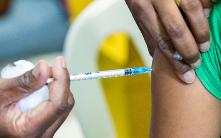 Em Minas Gerais, Saúde reforça a importância da vacinação contra a gripe com a chegada do inverno