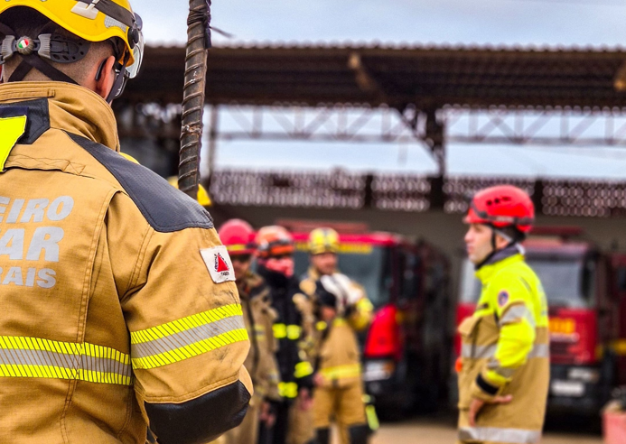 Militares do Corpo de Bombeiros ministram treinamento de salvamento veicular em Montes Claros