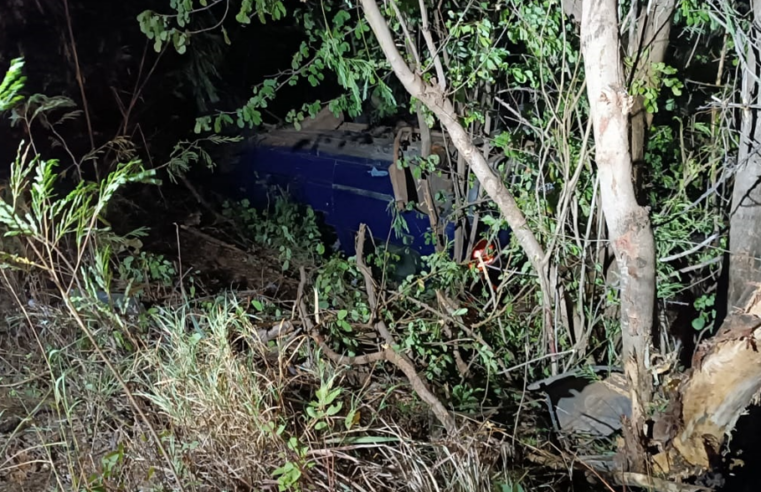 Bombeiros atendem ocorrência de vítima de capotamento de automóvel