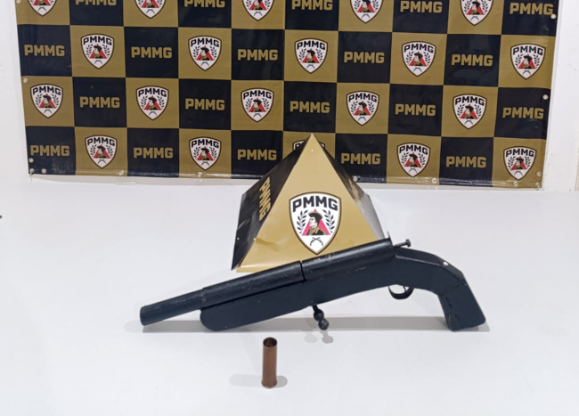 Polícia Militar prende suspeito e apreende espingarda após denúncia em Buritizeiro