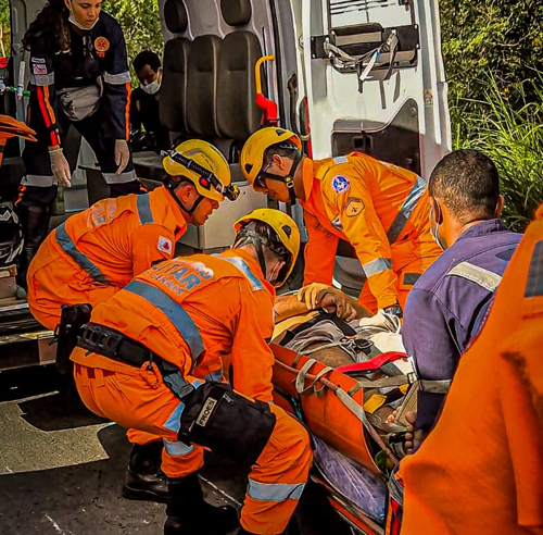JANUÁRIA | Colisão entre carro e motocicleta deixa duas vítimas feridas na MGC-135