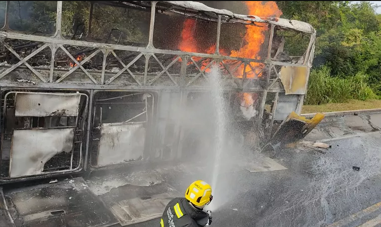 BR-251 | Ônibus pega fogo e fica completamente destruído