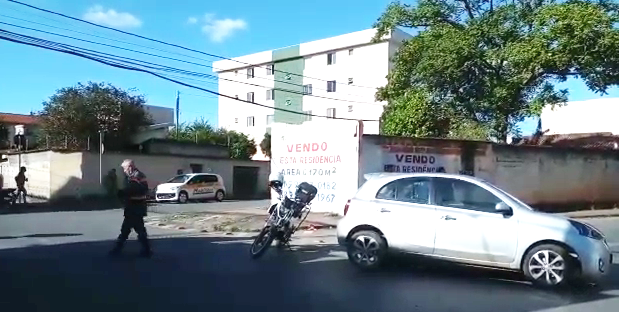 Dois veículos se envolvem em acidente, na Vila Guilhermina, em Montes Claros