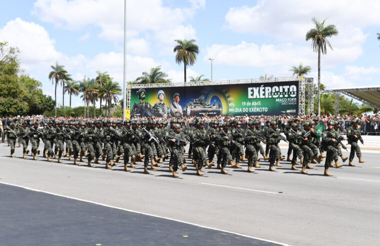 Dia do Exército é marcado por solenidade e desfile de tropa em Brasília