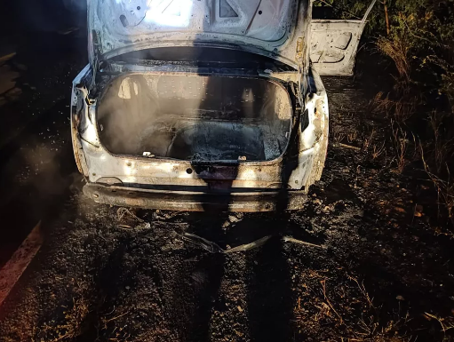 MGC-122 | Carro roubado é encontrado incendiado e destruído