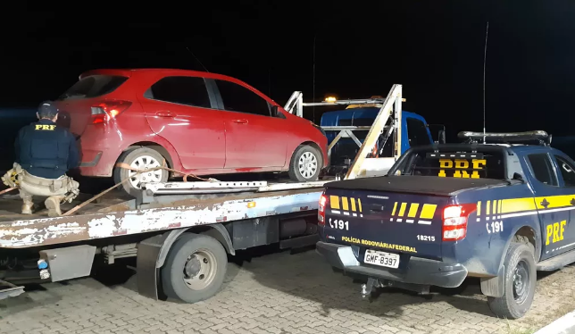 BR-365 | PRF recupera carro furtado em SP durante fiscalização