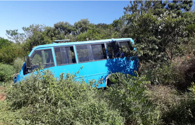 GRÃO MOGOL | Micro-ônibus de transporte escolar cai em ribanceira e deixa crianças feridas
