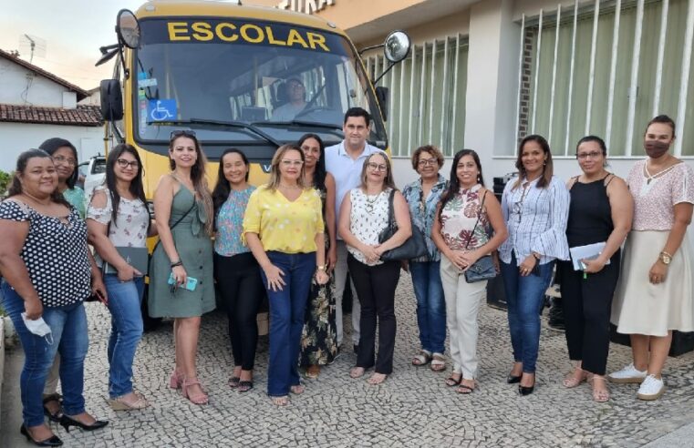 Pirapora entrega novos ônibus escolares e anuncia construção de creche no bairro São Geraldo