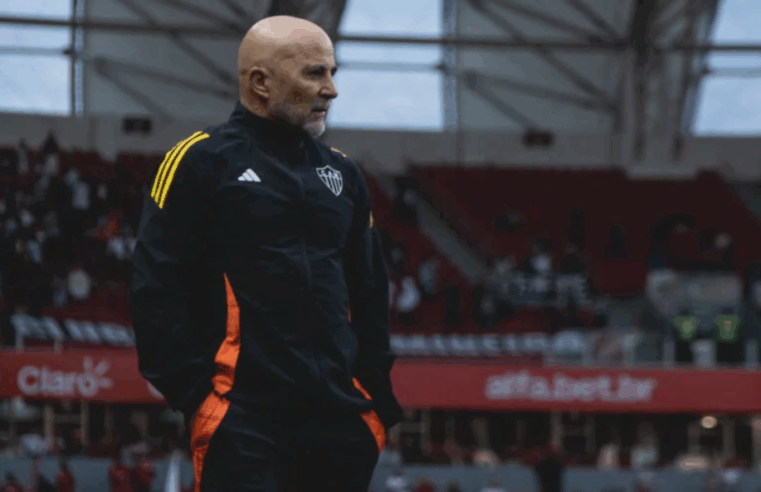 Árbitro revela motivo da expulsão de Sampaoli no Atlético: “Cabeceia para eles!”