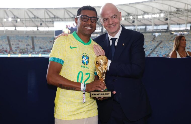 Técnico do North Esporte Clube, Kleberson Pereira, é homenageado pela FIFA no Maracanã ao lado de estrelas mundiais