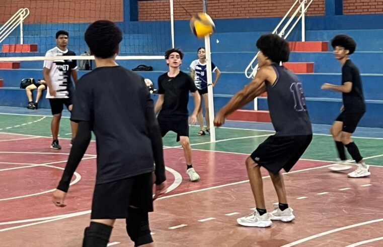 Quarteto da Escolinha da Praça é aprovado em seletiva do Montes Claros Vôlei e passa a integrar categorias de base do clube