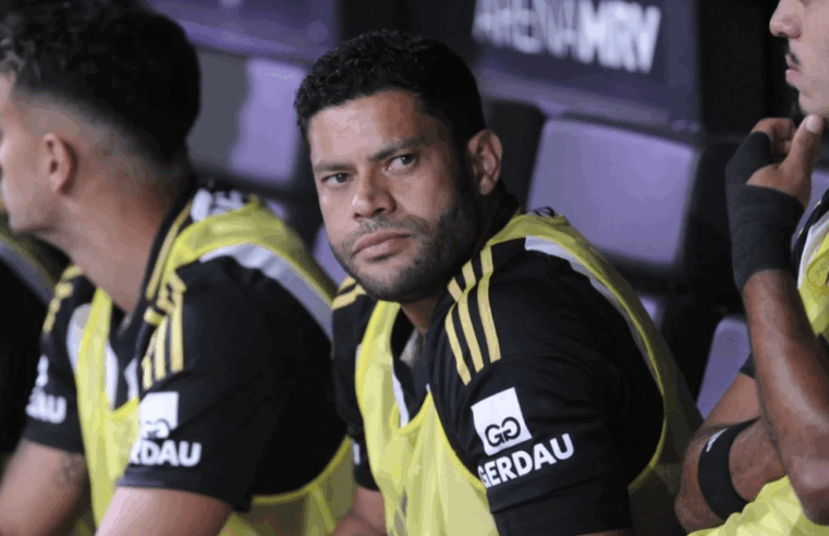 Felipe Melo critica decisão de Sampaoli e defende Hulk: “Jamais tiraria o ídolo do time”