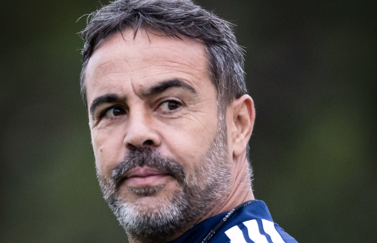 Artur Jorge completa dois meses no Cruzeiro, celebra recuperação no Brasileirão