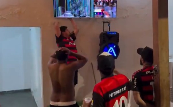 Torcedor do Flamengo viraliza ao quebrar TV com pá de lixo após eliminação para o Atlético