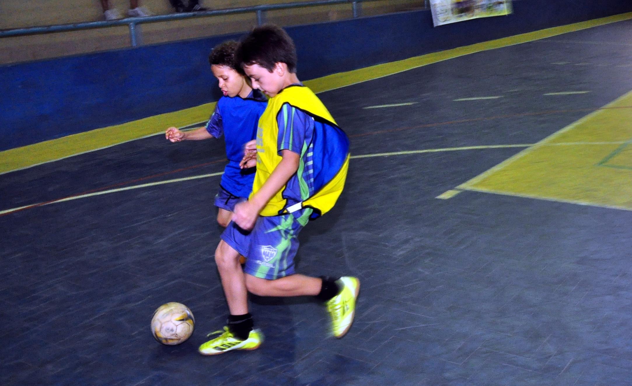 BATENDO UM BOLÃO | Prefeitura compra equipamentos para a prática de esportes