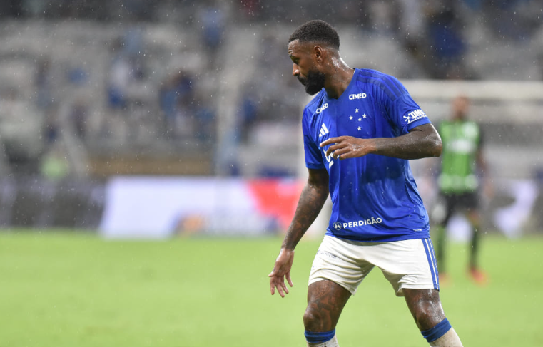 Gerson destaca força da torcida do Cruzeiro em vitória sobre o América: “Nos fortalece dentro de campo”