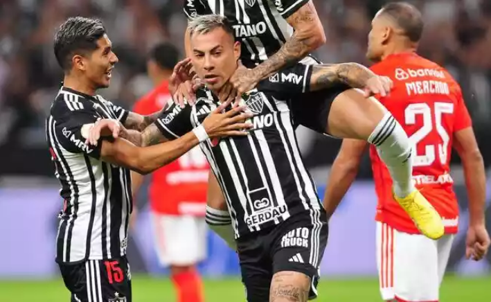 Atlético vê Vargas desencantar e bate Inter, jogando em Belo Horizonte