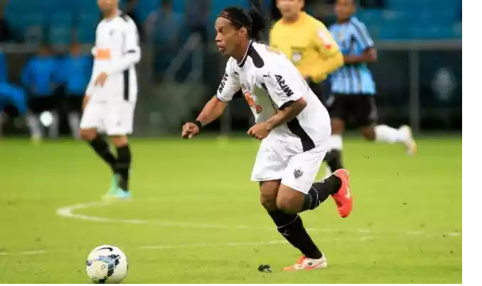 Atlético-MG tem contas bloqueadas por dívida com Ronaldinho Gaúcho