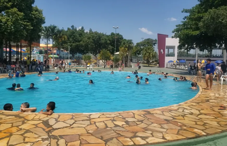 Montes-clarenses fugiram do calor e curtiram Natal em piscina