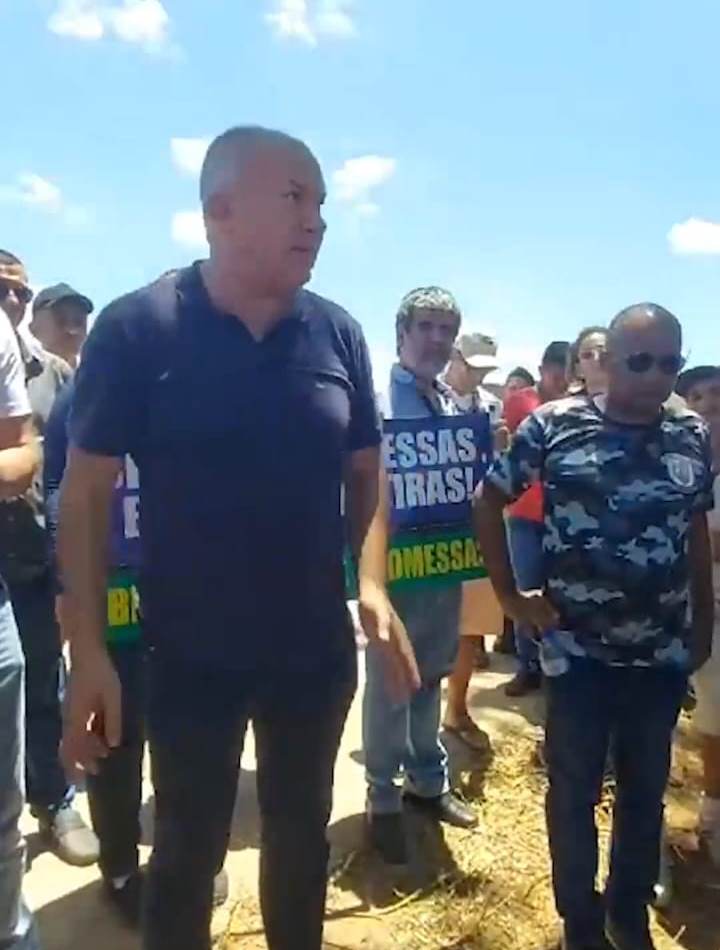 Paulo Guedes participa de manifestação na BR-135, entre Manga e Itacarambi