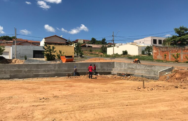 Prefeitura de Montes Claros constrói arquibancadas esportivas, no bairro Alcides Rabelo