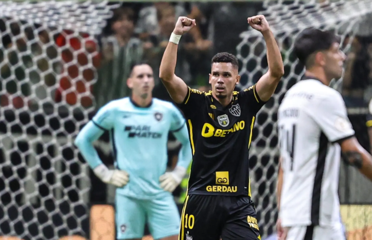 Com gol de Paulinho, Botafogo perde para o Atlético e vê vantagem diminuir no Brasileirão