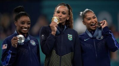 Rebeca Andrade conquista ouro no solo e se torna maior medalhista do Brasil em Olimpíadas