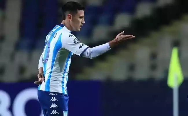 Meia especulado no Atlético faz gol de antes do meio campo na Libertadores