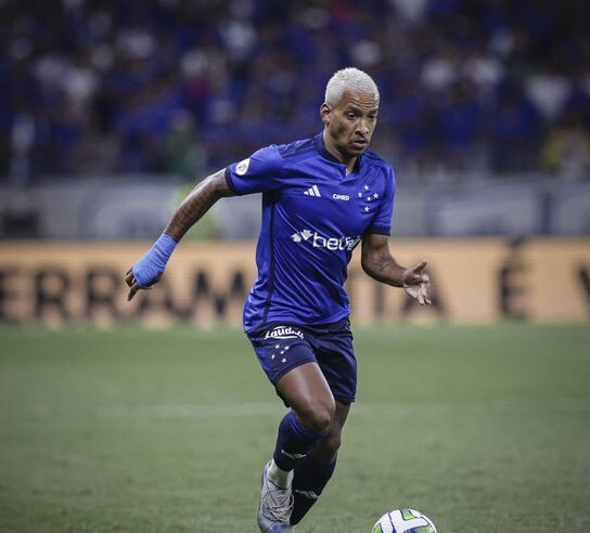 Matheus Pereira lesiona o joelho e desfalcará o Cruzeiro no Brasileirão
