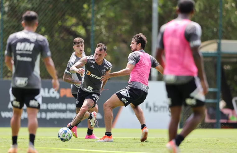 Atlético viaja para enfrentar o Flamengo com novidade