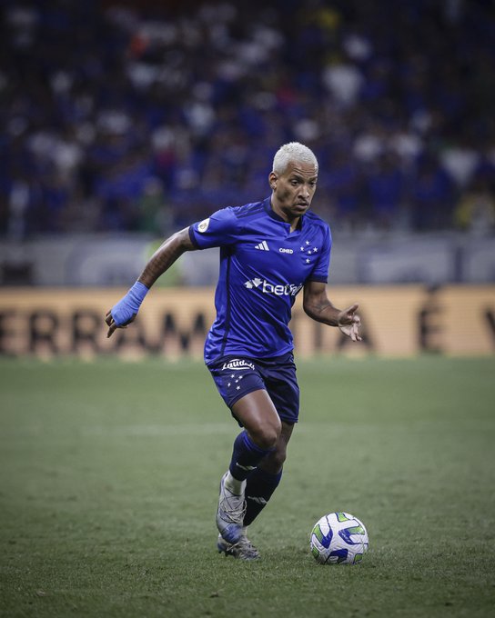 Matheus Pereira lesiona o joelho e desfalcará o Cruzeiro no Brasilerão