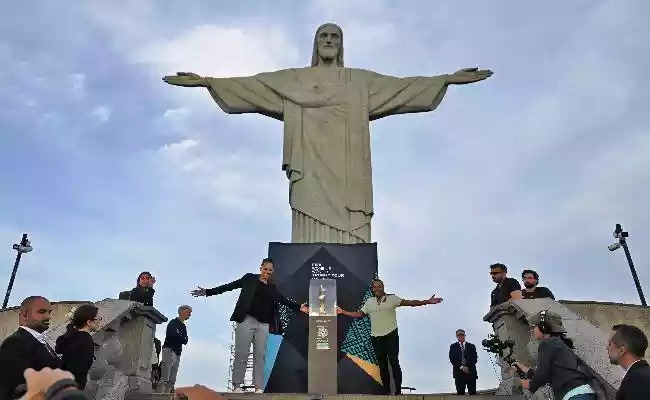 Taça da Copa do Mundo feminina é apresentada no Cristo Redentor