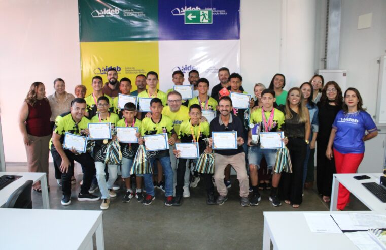 Alunos da Escola Municipal Professora Neide Melo Franco participam do JEMG 2025 e recebem certificado de participação