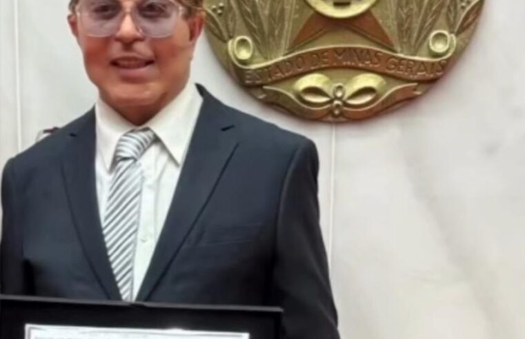 Theo: voz, memória, brilho, destino e travessia