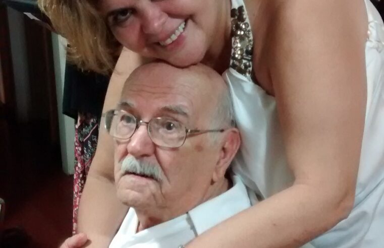 O passado participa — mas quem escolhe o que fazer com ele é o presente.