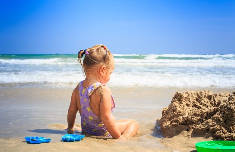 Verão, praia, piscina e os cuidados com os pequenos