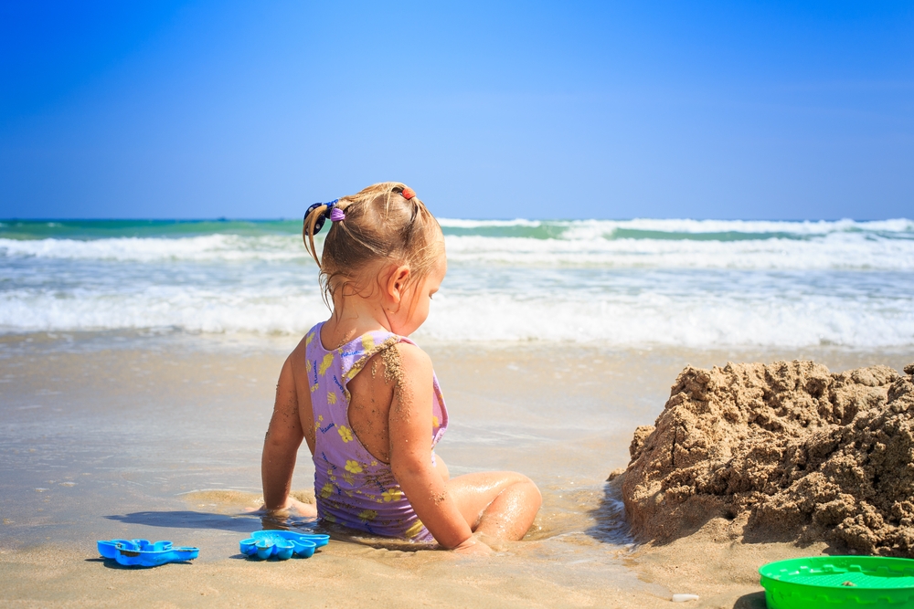 Verão, praia, piscina e os cuidados com os pequenos