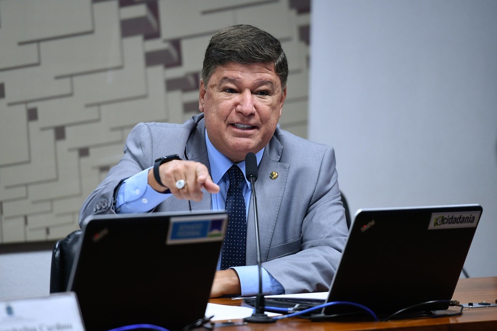 Senador Carlos Viana quer acabar com taxas para emissão de diplomas