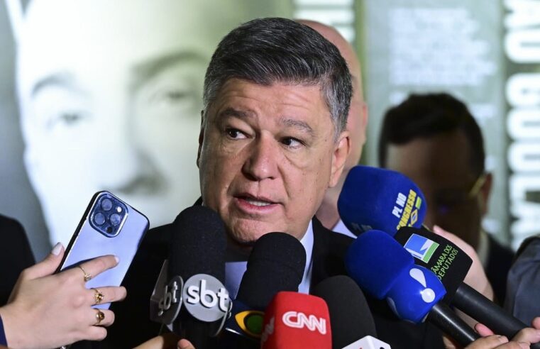 Senador Carlos Viana defende convocar irmão de Lula para depor sobre fraudes no INSS