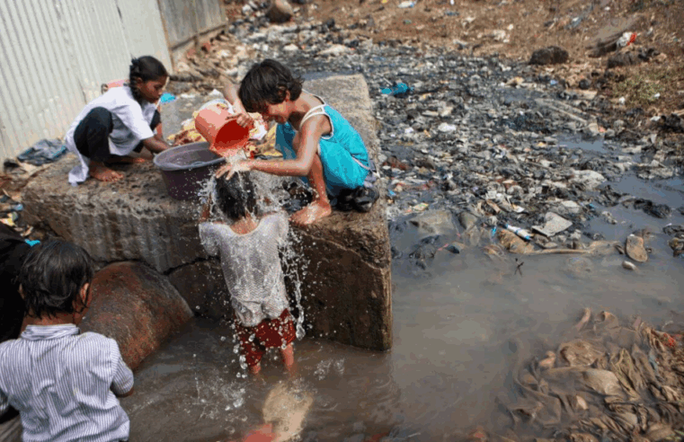 Três em cada dez casas brasileiras ainda não têm ligação à rede de esgoto, aponta IBGE