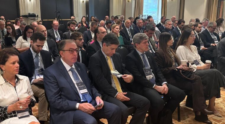 Presidente da FIEMG articula reação conjunta com setor privado americano contra tarifas de Trump