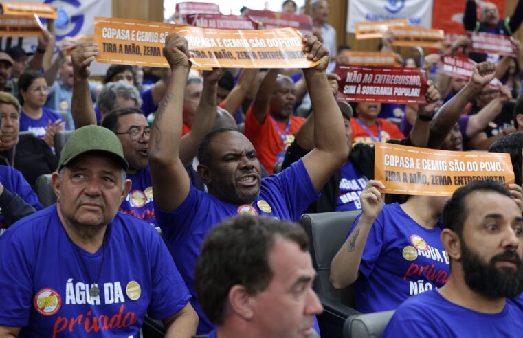 Sob protestos, governo defende privatização da Copasa