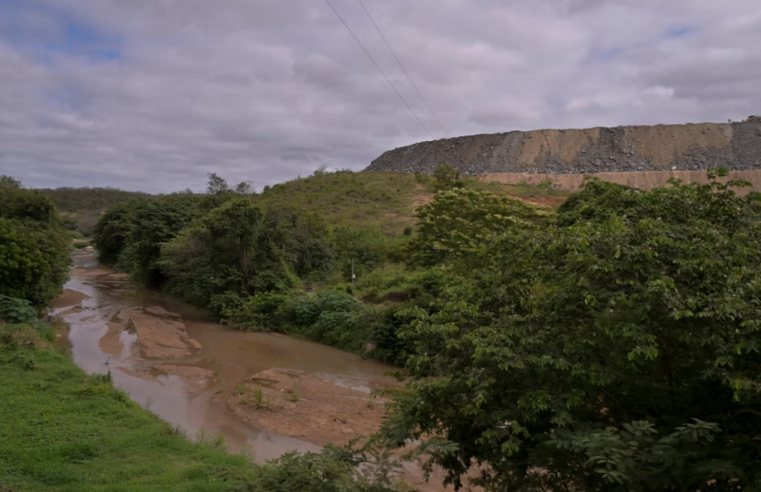 Ministério do Trabalho interdita pilhas de rejeito de mineradora de lítio no Vale do Jequitinhonha e acende alerta ambiental e social
