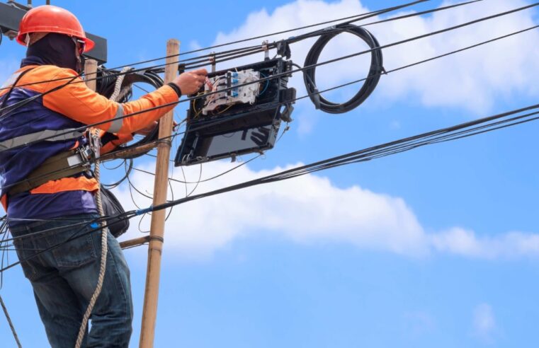CEMIG ALERTA | Trabalho em altura perto da rede elétrica exige distância segura e atenção redobrada