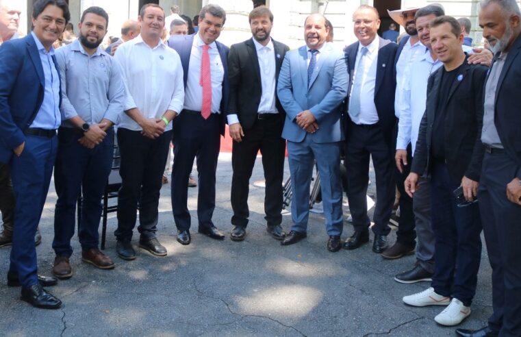 REFORÇO ÀS ARTICULAÇÕES PARA O MUNICÍPIO | Prefeito de Montes Claros participa da posse de Mateus Simões ao Governo de Minas