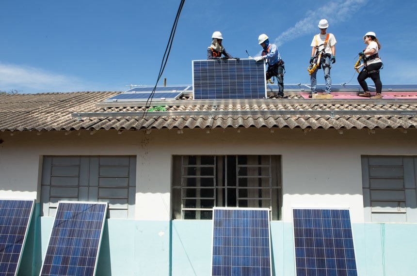 Governo atende Gil Pereira e construirá milhares de moradias com energia solar em MG