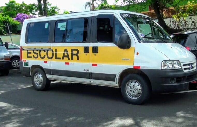 Aprovada proposta de áreas exclusivas para veículos escolares pararem perto de escolas