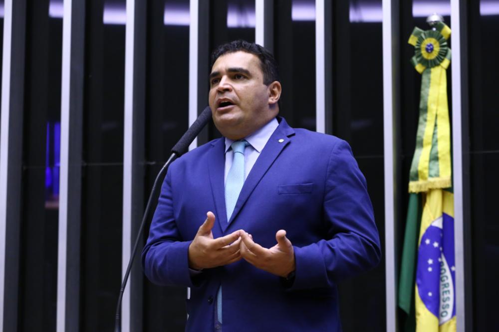 Deputado federal Marcelo Freitas critica excesso de prisões